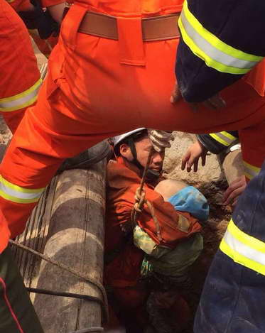 2岁男童坠井，巨力吊装带现身救援